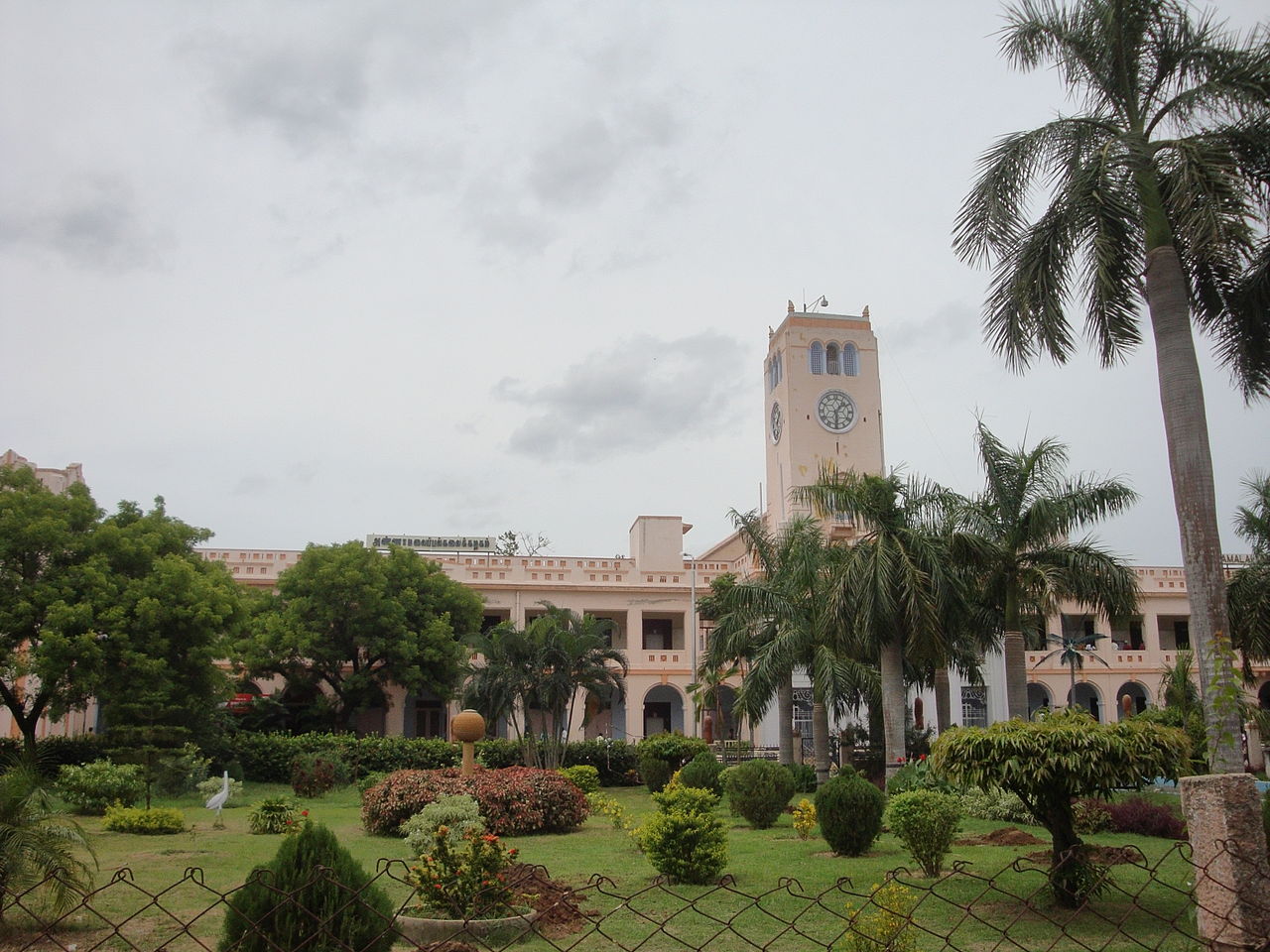 /files/1280px-The_Administrative_Building,_Annamalai_University_01.jpg